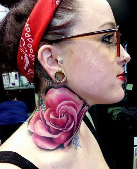 点击大图看下一张：女性脖子彩色莲花纹身图片