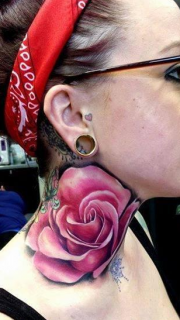 女性脖子彩色莲花纹身图片