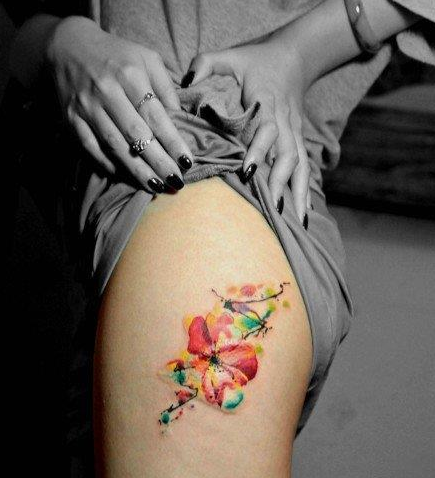 点击大图看下一张：女生腿部唯美漂亮的彩色喷墨花卉纹身图案