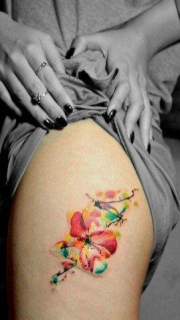 女生腿部唯美漂亮的彩色喷墨花卉纹身图案