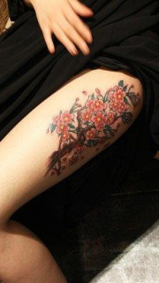 女生腿部唯美漂亮的桃花纹身图案