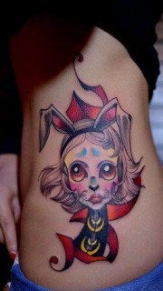女生侧腰新潮典型的兔女郎纹身图案