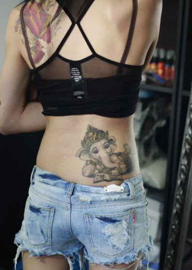点击大图看下一张：女孩子腰部象神和背部鲤鱼纹身图案