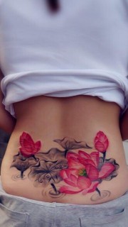 美女腰部好看精美的莲花与荷叶纹身图案