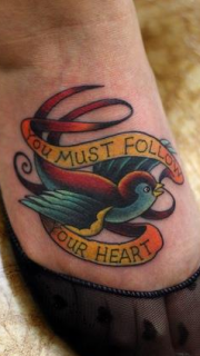 脚背彩色的燕子飘带纹身图案