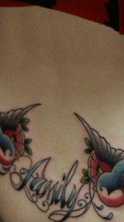 美女腰部小燕子与字母纹身图案