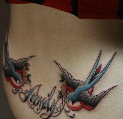 点击大图看下一张：美女腰部小燕子与字母纹身图案