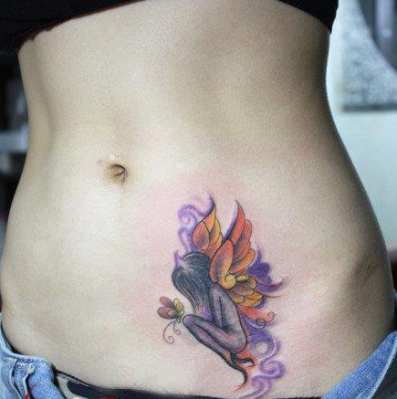 点击大图看下一张：美女腹部精致的小精灵纹身图案