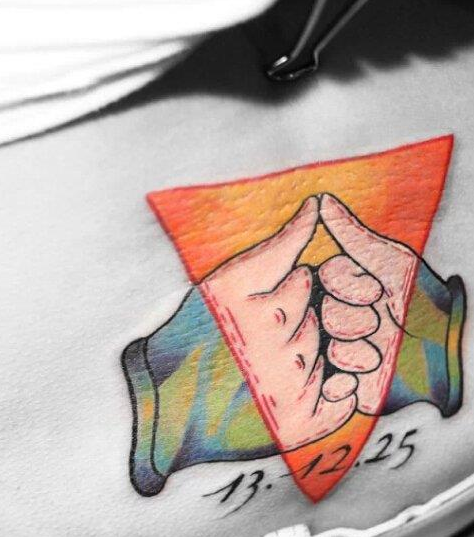 点击大图看下一张:腰部个性纹身图案