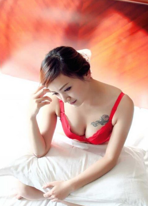 点击大图看下一张：美女性感诱惑胸部玫瑰纹身