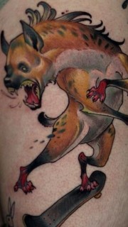 大臂上个性的野狗纹身图案