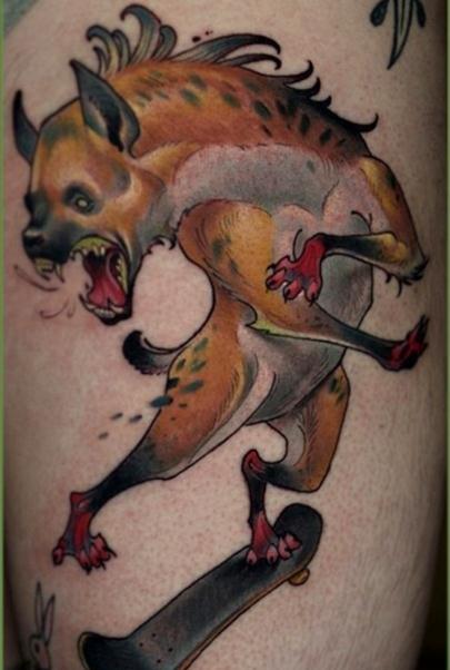 点击大图看下一张：大臂上个性的野狗纹身图案