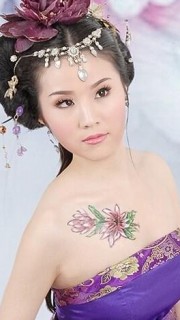 古装美女胸前花卉纹身图案