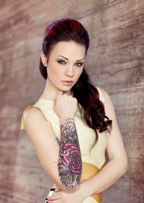 点击大图看下一张：时尚美女玫瑰花臂纹身图案