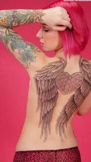 女性背部心形翅膀和花臂纹身