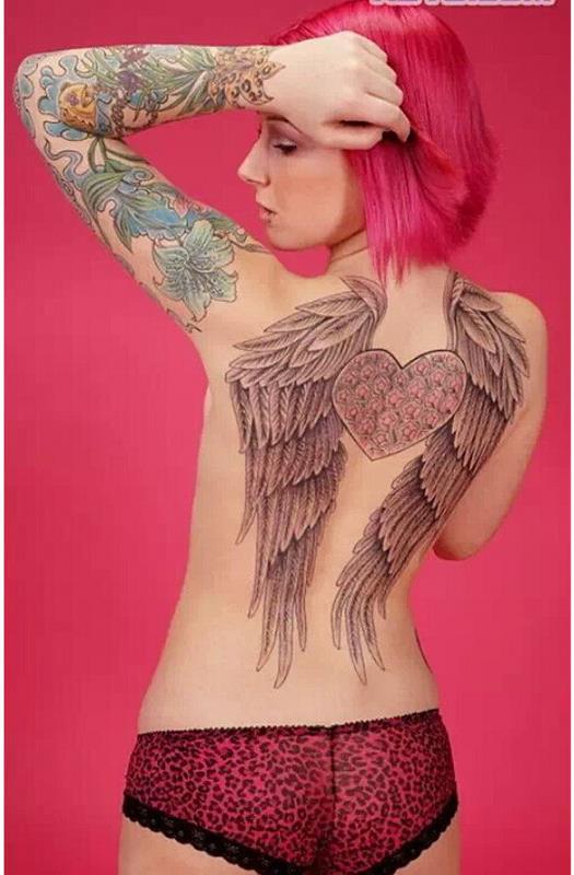 点击大图看下一张：女性背部心形翅膀和花臂纹身