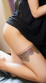 美女大腿上玫瑰蕾丝纹身