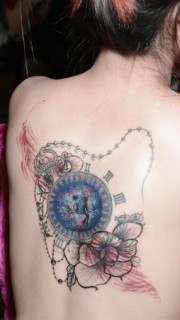 美女背部怀表花卉纹身图案