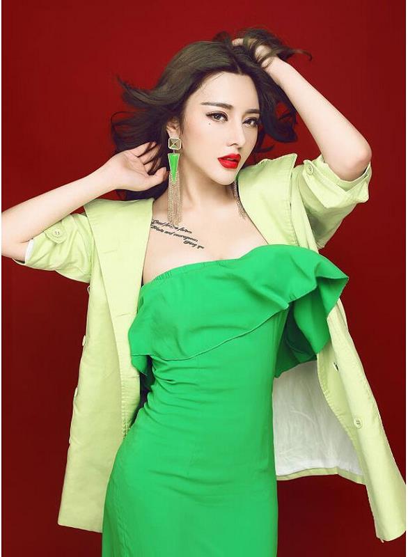 点击大图看下一张：气质美女模特冯雨芝性感胸部纹身