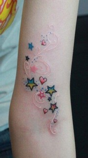 美女手臂好看的爱心与五角星纹身图案