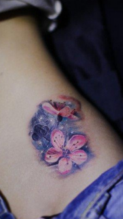 美女腹部漂亮标致的花卉与星空纹身图案