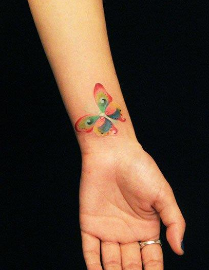 点击大图看下一张：手腕精巧标致的彩色蝴蝶纹身图案