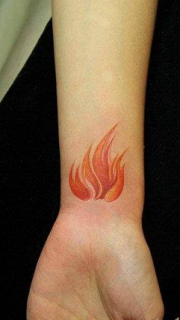 靓妹手腕处好看的彩色火焰纹身图案