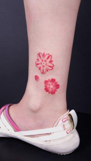小腿漂亮潮流的彩色小樱花纹身图案