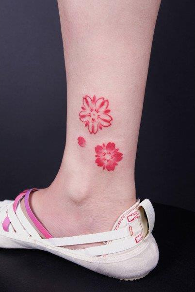 点击大图看下一张：小腿漂亮潮流的彩色小樱花纹身图案