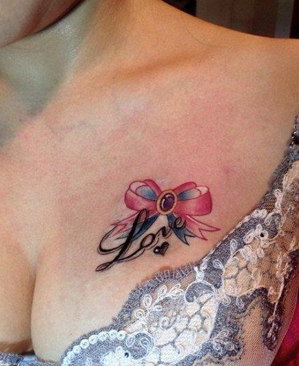 点击大图看下一张：美女胸部标致的蝴蝶结与字母纹身图案