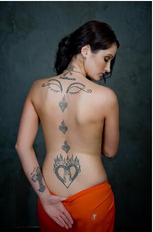 点击大图看下一张：前卫漂亮国外美女后背刺青纹身图
