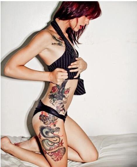 点击大图看下一张：美女性感的鹰蛇玫瑰纹身