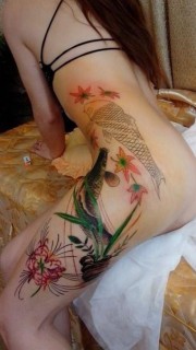 美女腰臀腿上的鱼花卉纹身图案