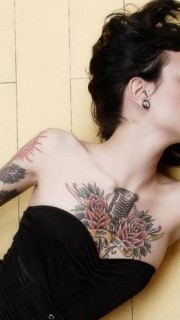 美女胸前花卉纹身图案