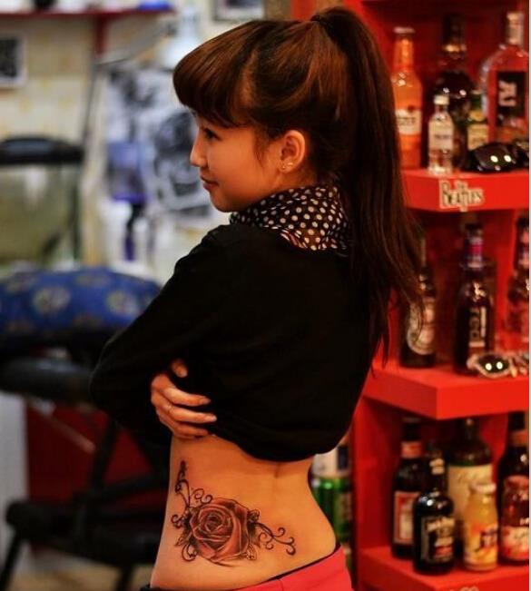 点击大图看下一张：美女前卫侧腰部精致的玫瑰花纹身