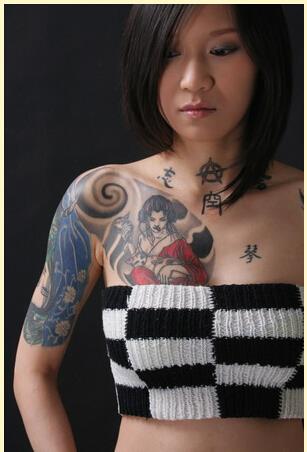 点击大图看下一张：美女独特艺妓半胛纹身图案