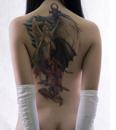 点击大图看下一张：美女后背天使与恶魔纹身