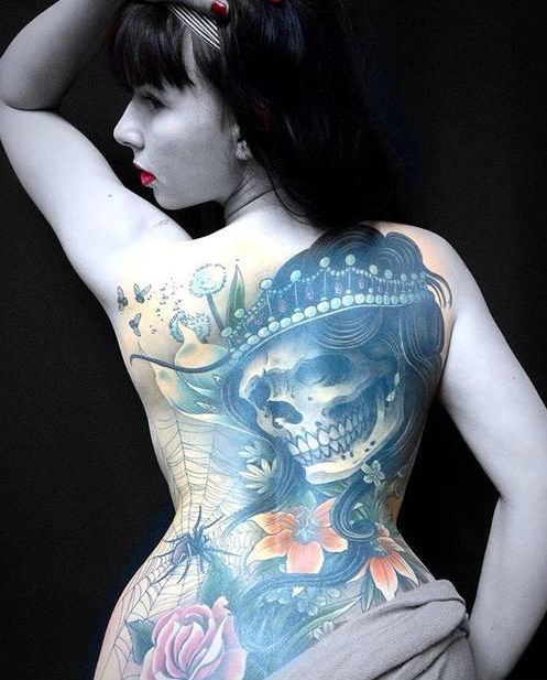 点击大图看下一张：女性独特满背纹身图案