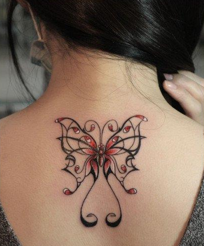 点击大图看下一张：后背潮流小巧的蝴蝶纹身图案