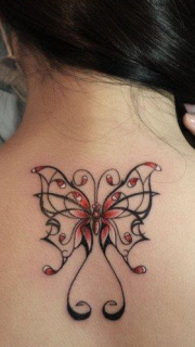 后背潮流小巧的蝴蝶纹身图案