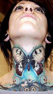 女人脖子处精美时尚的蝴蝶纹身图案