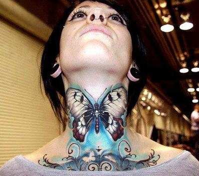 点击大图看下一张：女人脖子处精美时尚的蝴蝶纹身图案