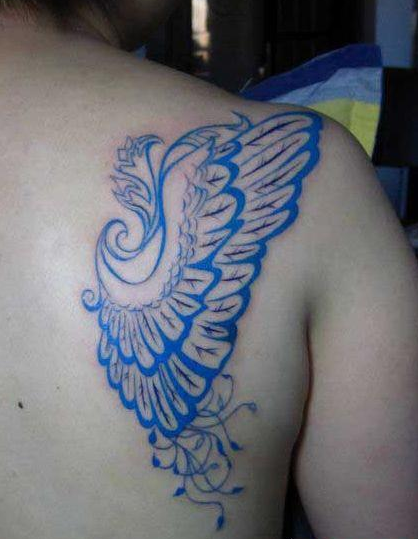 点击大图看下一张：肩部雅观的彩色图腾翅膀纹身