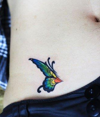 点击大图看下一张：女性腹部彩色蝴蝶纹身图案