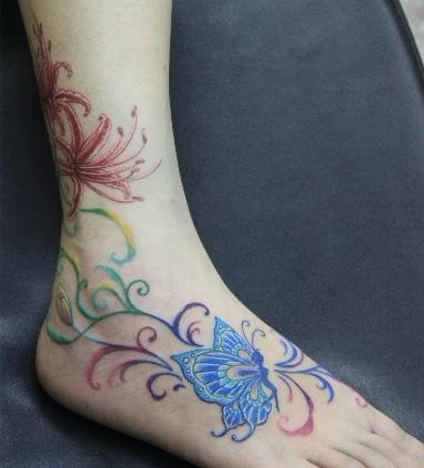 点击大图看下一张：靓女脚部彩色蝴蝶精灵藤蔓纹身