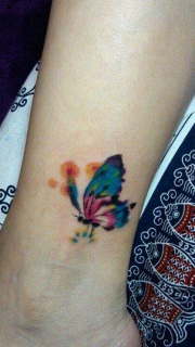 脚踝悦目好看的彩色蝴蝶纹身图案
