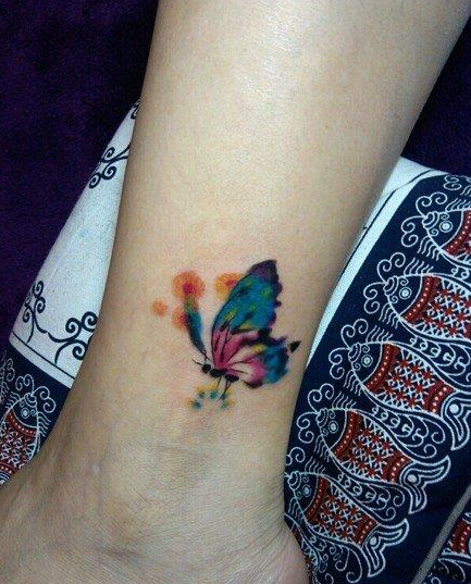点击大图看下一张：脚踝悦目好看的彩色蝴蝶纹身图案