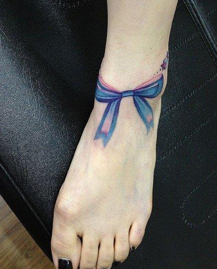 点击大图看下一张：女神脚部悦目时尚的彩色蝴蝶结纹身图案