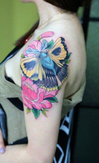 点击大图看下一张：美女手臂漂亮新潮的彩色蝴蝶纹身图案