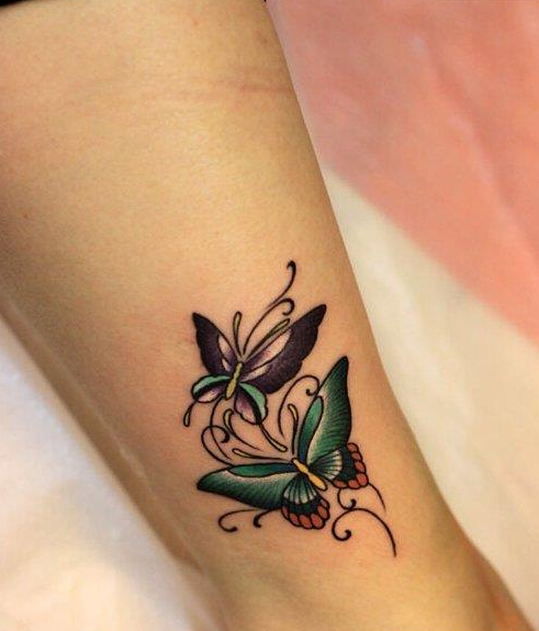 点击大图看下一张：脚踝蝴蝶纹身图案